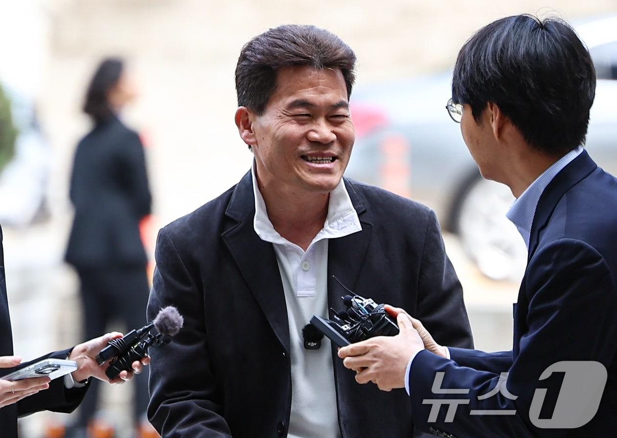 본문 이미지 - 이재명 대통령과 개혁신당 이준석 대표의 명예를 훼손한 혐의를 받는 유튜버 전한길(본명 전유관)씨가 16일 서울 서초구 서울중앙지방법원에서 열린 구속 전 피의자 심문(영장실질심사)에 출석하며 취재진 질문에 답하고 있다. 2026.4.16 ⓒ 뉴스1 김도우 기자