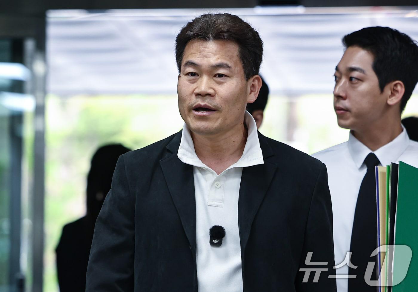 본문 이미지 - 이재명 대통령과 개혁신당 이준석 대표의 명예를 훼손한 혐의를 받는 유튜버 전한길(본명 전유관)씨가 16일 서울 서초구 서울중앙지방법원에서 열린 구속 전 피의자 심문(영장실질심사)에 출석하고 있다. 2026.4.16 ⓒ 뉴스1 김도우 기자