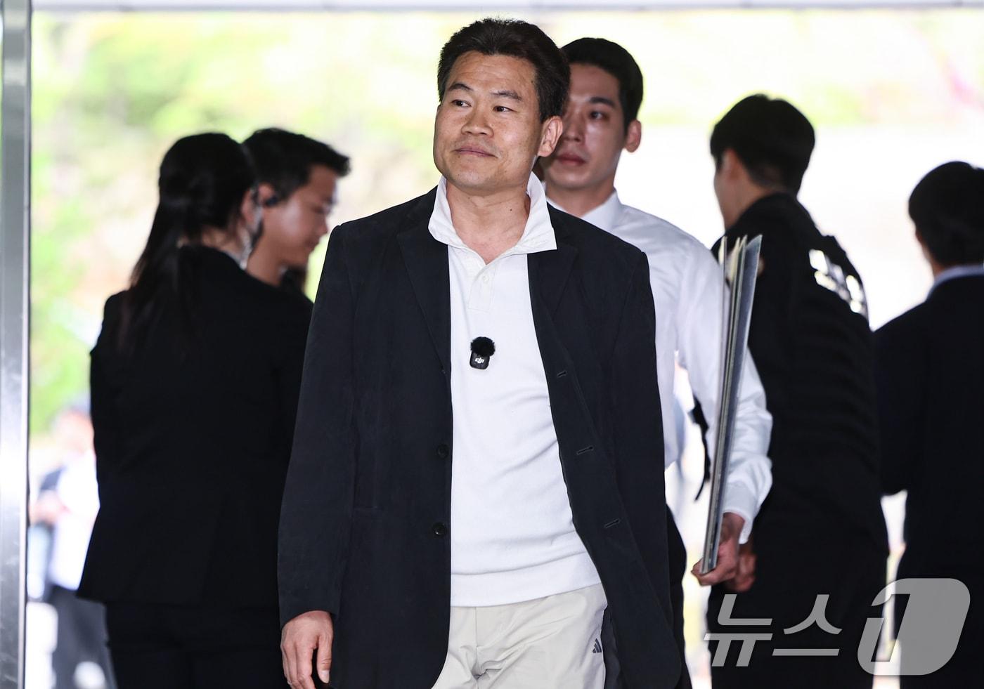 본문 이미지 - 이재명 대통령과 개혁신당 이준석 대표의 명예를 훼손한 혐의를 받는 유튜버 전한길(본명 전유관)씨가 16일 서울 서초구 서울중앙지방법원에서 열린 구속 전 피의자 심문(영장실질심사)에 출석하고 있다. 2026.4.16 ⓒ 뉴스1 김도우 기자