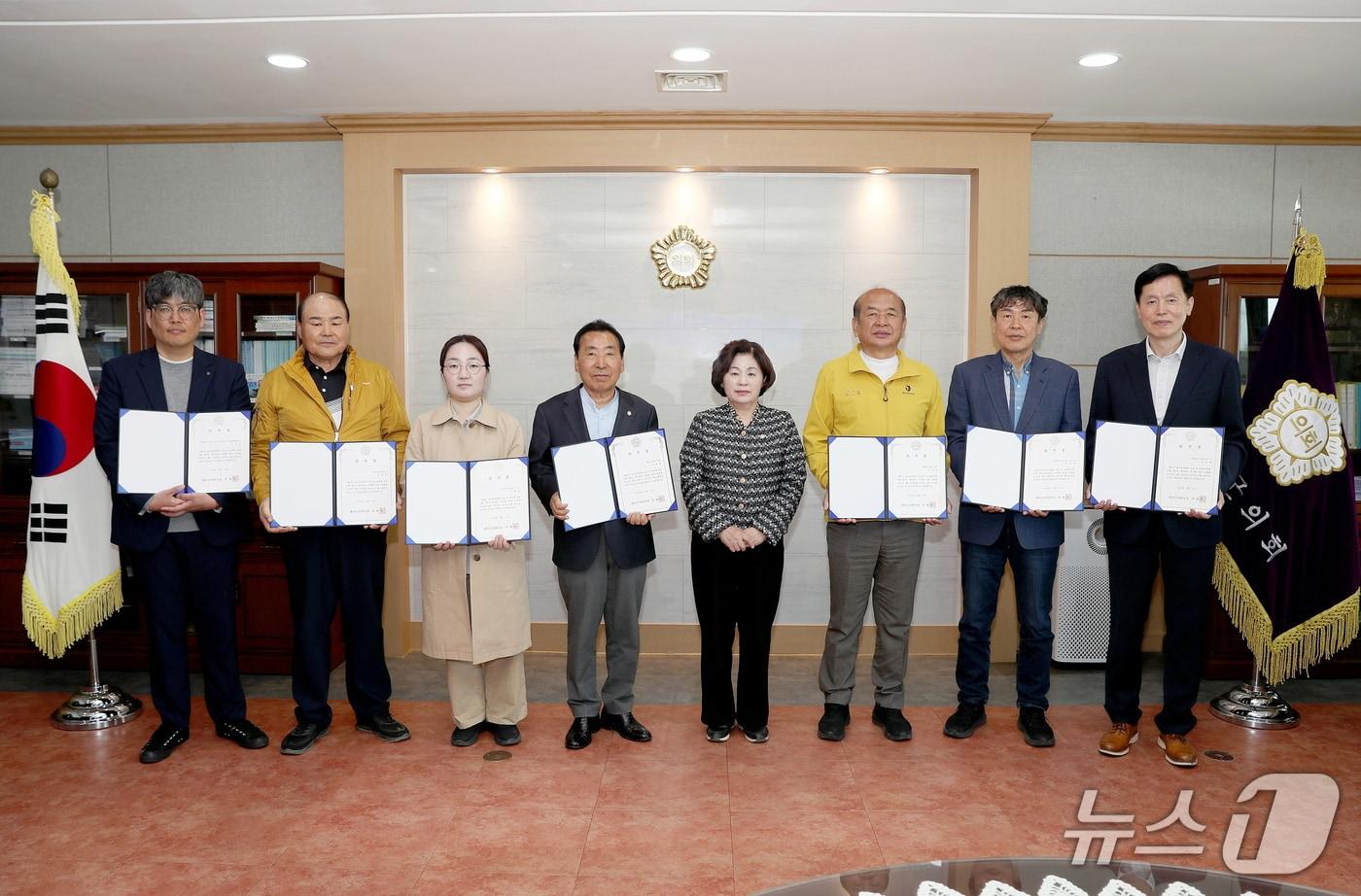 본문 이미지 - 지난 15일 태안군의회 의장실에서 열린 2025회계연도 결산검사위원 위촉식 모습(태안군의회 제공. 재판매 및 DB금지)2026.4.16/뉴스1