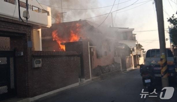 본문 이미지 - 화재 현장(제주소방본부 제공. 재판매 및 DB금지)/뉴스1