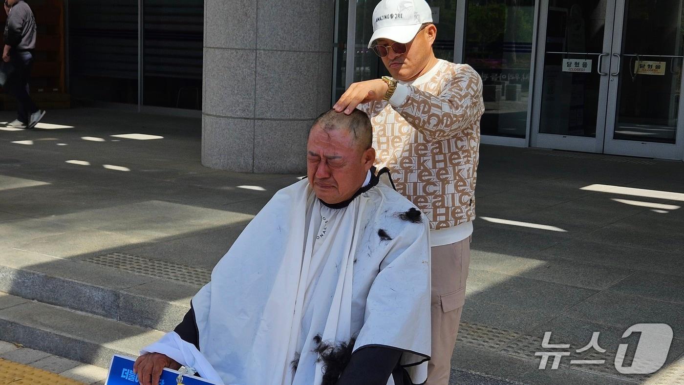 본문 이미지 - 16일 김종담 전북도의원 예비후보가 억울하게 더불어민주당 경선에 배제됐다며 삭발을 하고 있다.2026.4.16/뉴스1