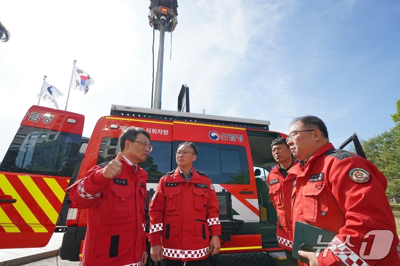 본문 이미지 - 박은식 산림청장(맨 왼쪽)이 16일 유·무선 통신시스템 탑재 고성능 통신지휘차량 성능을 점검하고 있다. (산림청 제공.재판매 및 DB금지)/뉴스1