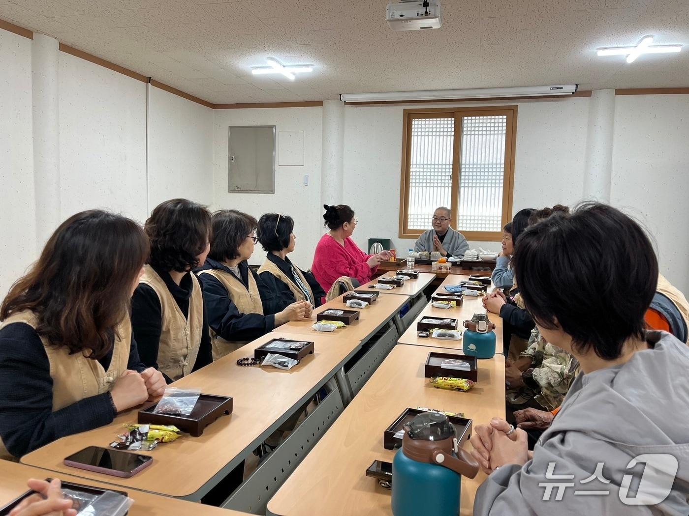 본문 이미지 - 남양주보건소 치매안심센터의 치매가족 템플스테이 프로그램 (사진 남양주시) /뉴스1