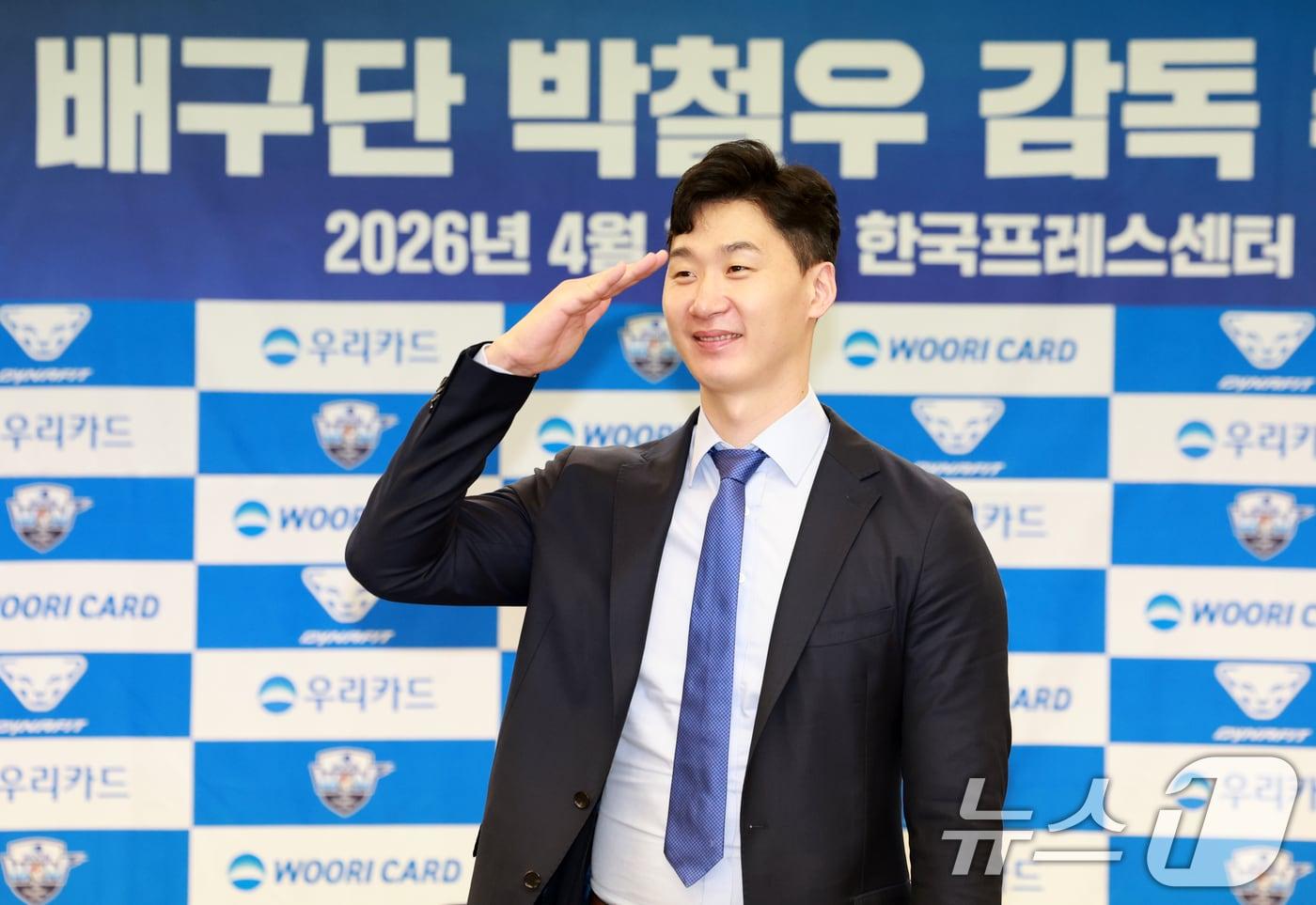 본문 이미지 - 프로배구 남자부 우리카드의 박철우 신임감독이 16일 서울 중구 프레스센터에서 열린 '우리카드 배구단 박철우 감독 취임 기자회견'에서 포즈를 취하고 있다.  2026.4.16 ⓒ 뉴스1 이호윤 기자