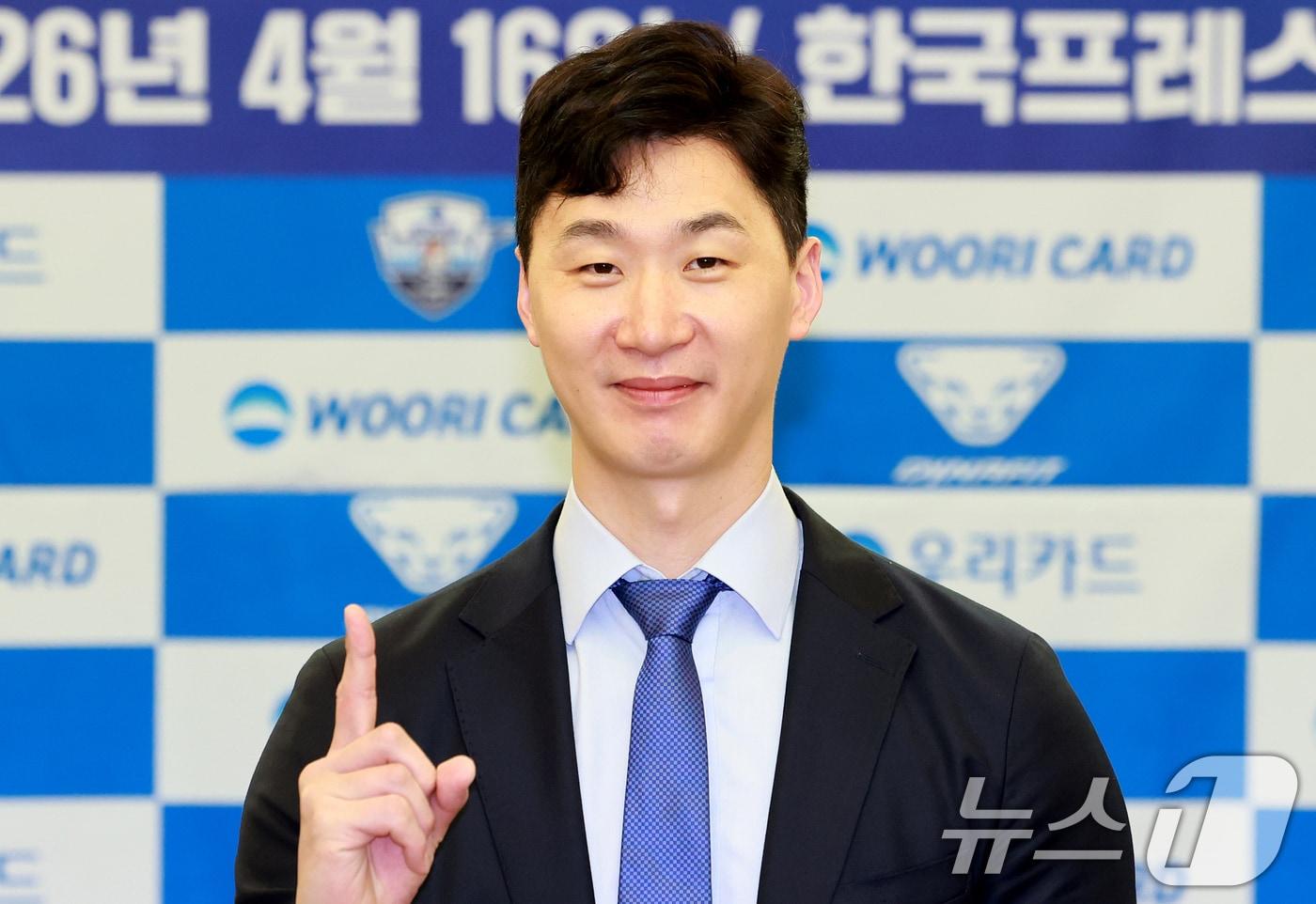 본문 이미지 - 프로배구 남자부 우리카드의 박철우 신임감독이 16일 서울 중구 프레스센터에서 열린 '우리카드 배구단 박철우 감독 취임 기자회견'에서 세리머니를 하고 있다. 박 감독은 올해 1월부터 파에스 전 감독의 뒤를 이어 감독대행으로 지휘봉을 잡아 후반기 18경기에서 14승 4패를 기록하며 포스트시즌에 진출하는 성과를 만들어내며 이번에 우리은행 제5대 감독으로 공식 선임됐다. 2026.4.16 ⓒ 뉴스1 이호윤 기자