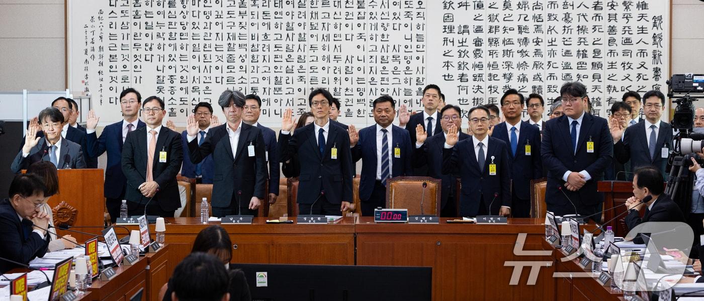 본문 이미지 - 이원석 전 검찰총장을 비롯한 증인들이 16일 서울 여의도 국회에서 열린 제434회 국회(임시회) 윤석열 정권 정치검찰 조작기소 의혹 사건 진상규명 국정조사특별위원회 대장동·김용 전 민주연구원 부원장·위례신도시 조작기소 의혹 사건 청문회에 출석해 선서하고 있다. 2026.4.16 ⓒ 뉴스1 유승관 기자