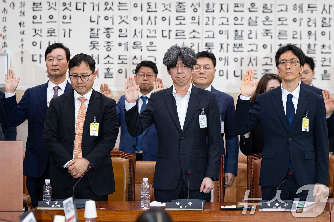 본문 이미지 - 남욱 변호사를 비롯한 증인들이 16일 서울 여의도 국회에서 열린 제434회 국회(임시회) 윤석열 정권 정치검찰 조작기소 의혹 사건 진상규명 국정조사특별위원회 대장동·김용 전 민주연구원 부원장·위례신도시 조작기소 의혹 사건 청문회에 출석해 선서하고 있다. 2026.4.16 ⓒ 뉴스1 유승관 기자