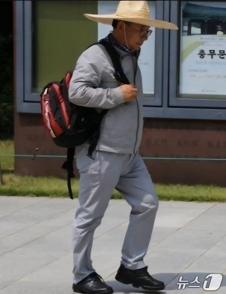 본문 이미지 - 이정현 국민의힘 전남광주통합특별시장 선거 예비후보가 민생현장을 걷고 있다.(이정현 예비후보 제공, 재판매 및 DB금지)/뉴스1 