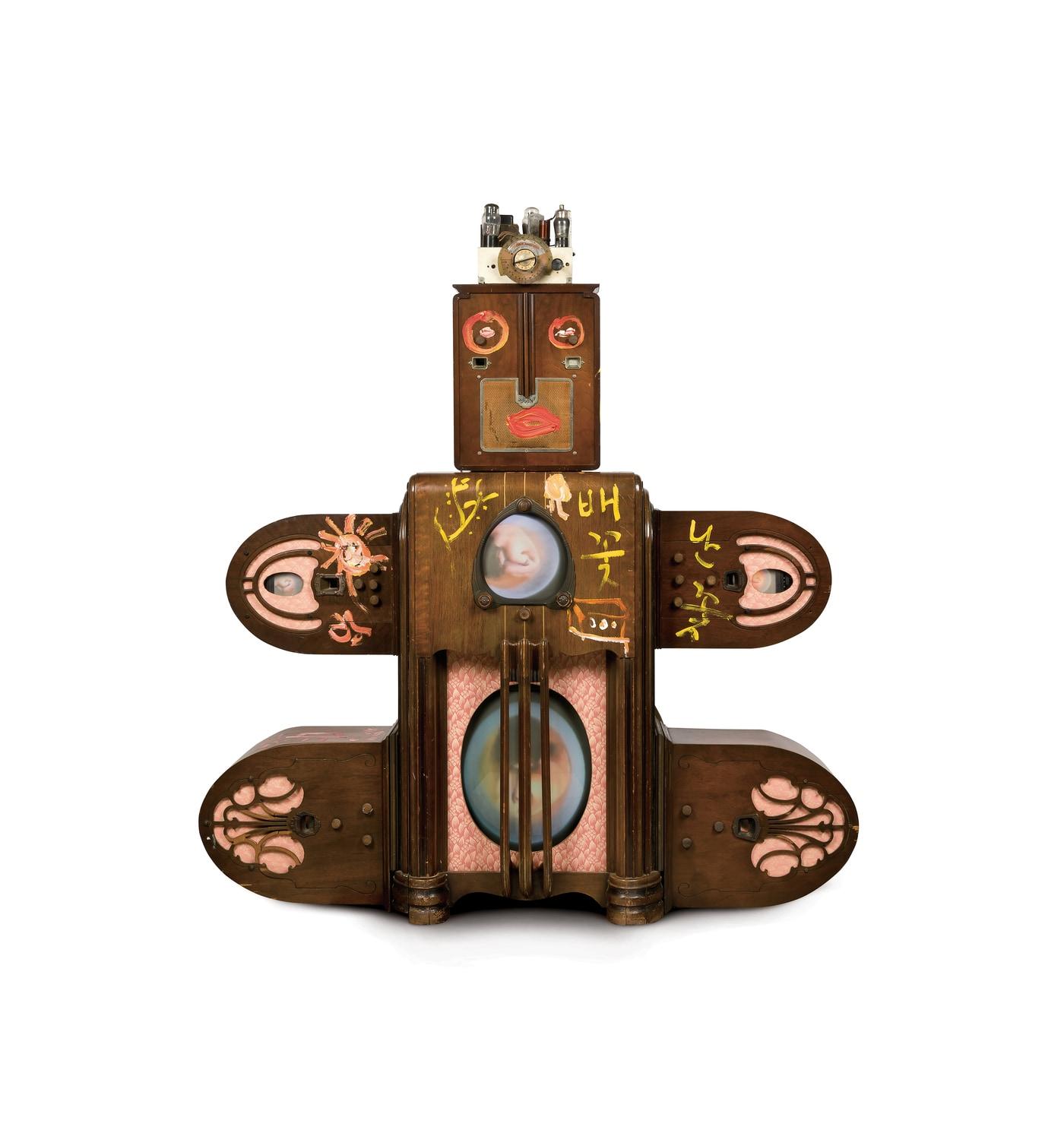 본문 이미지 - 백남준(1932-2006), 김활란 박사, 1997. Single-channel video, 7 televisions, antique radio, USB, media player, video splitter and various objects, 51 x 148.5 x 162.3 cm 1억 5000만~3억 원 (서울옥션 제공)