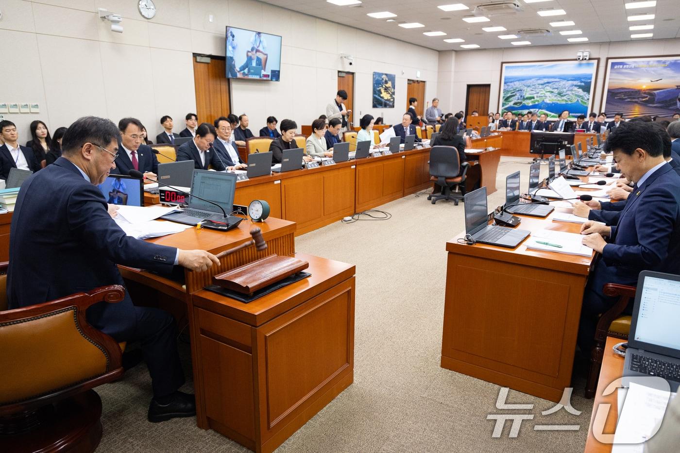 본문 이미지 - 맹성규 국회 국토교통위원장이 16일 서울 여의도 국회에서 열린 제434회 국회(임시회) 국토교통위원회 제3차 전체회의에서 의사봉을 두드리고 있다. 2026.4.16 ⓒ 뉴스1 유승관 기자