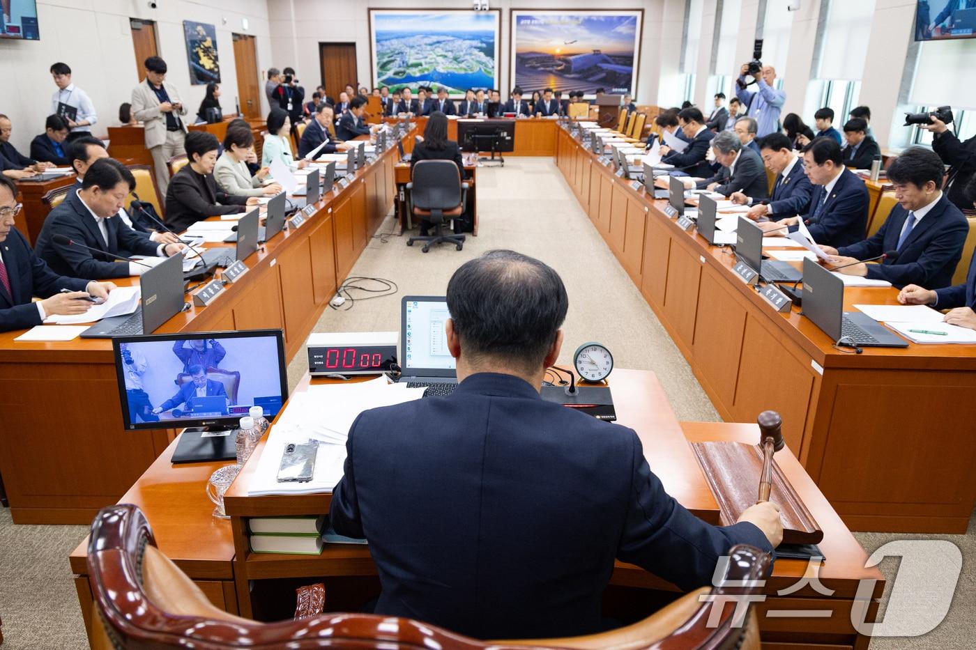 본문 이미지 - 맹성규 국회 국토교통위원장이 16일 서울 여의도 국회에서 열린 제434회 국회(임시회) 국토교통위원회 제3차 전체회의에서 의사봉을 두드리고 있다. 2026.4.16 ⓒ 뉴스1 유승관 기자