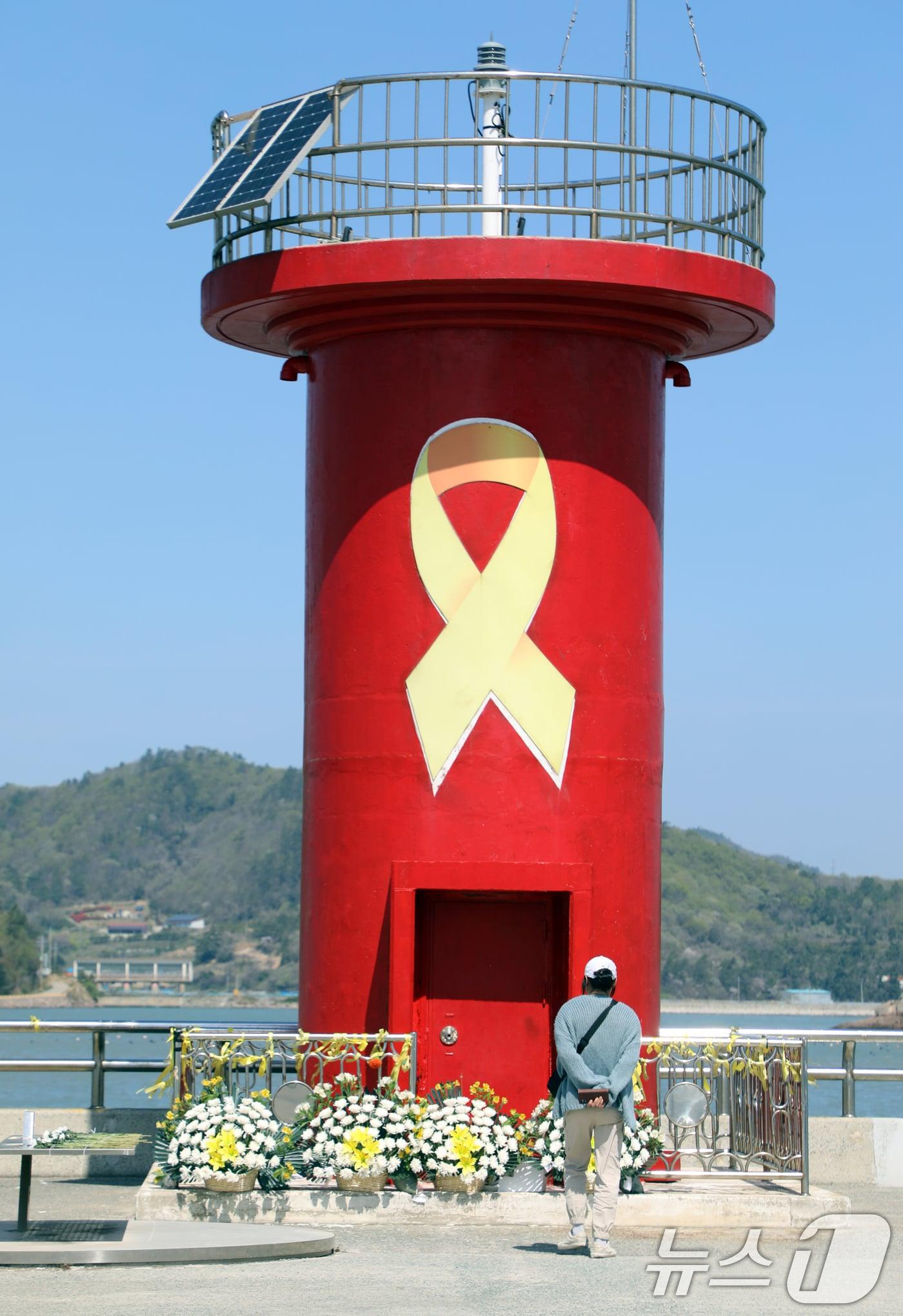 본문 이미지 - 세월호 참사 12주기인 16일 전남 진도항(구 팽목항) 기억의 등대에서 시민들이 추모하고 있다. 2026.4.16 ⓒ 뉴스1 이수민 기자