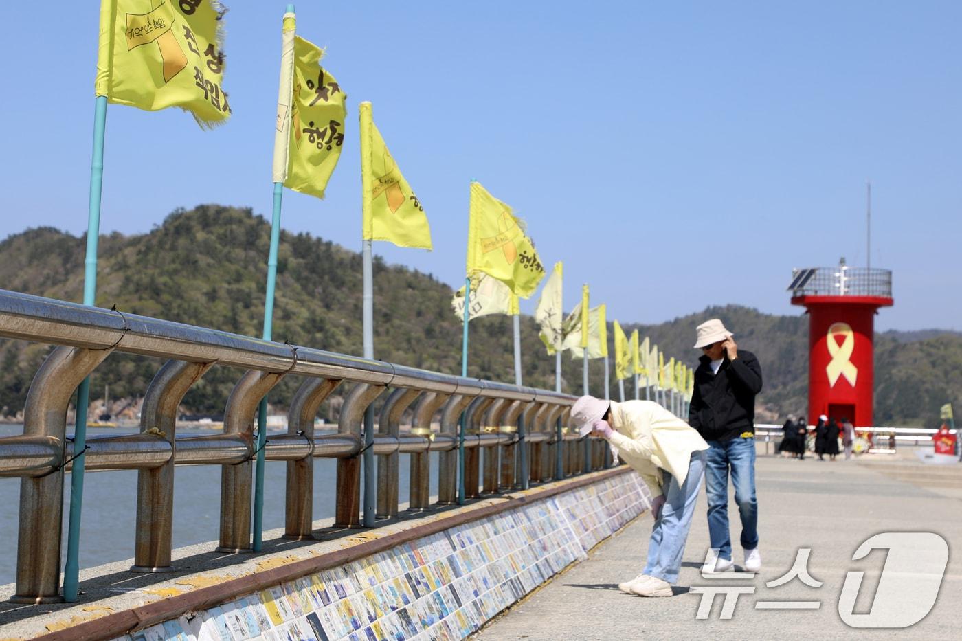 본문 이미지 - 세월호 참사 12주기인 16일 전남 진도항(구 팽목항) 기억의 등대에서 시민들이 추모하고 있다. 2026.4.16 ⓒ 뉴스1 이수민 기자