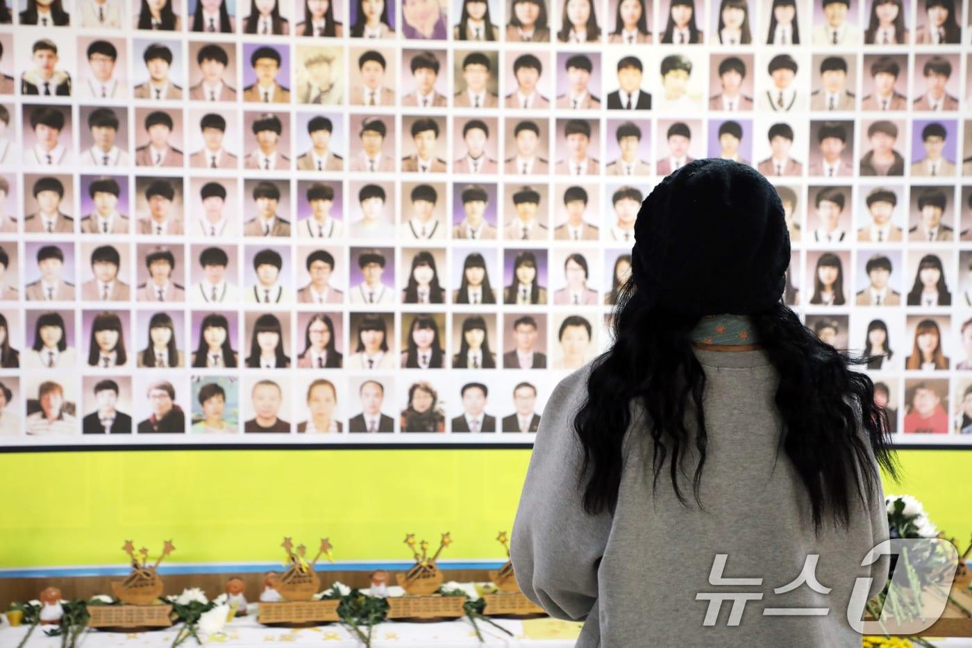 본문 이미지 - 세월호 참사 12주기인 16일 전남 진도항(구 팽목항) 기억관 분향소에서 한 시민이 헌화하고 있다. 2026.4.16 ⓒ 뉴스1 이수민 기자