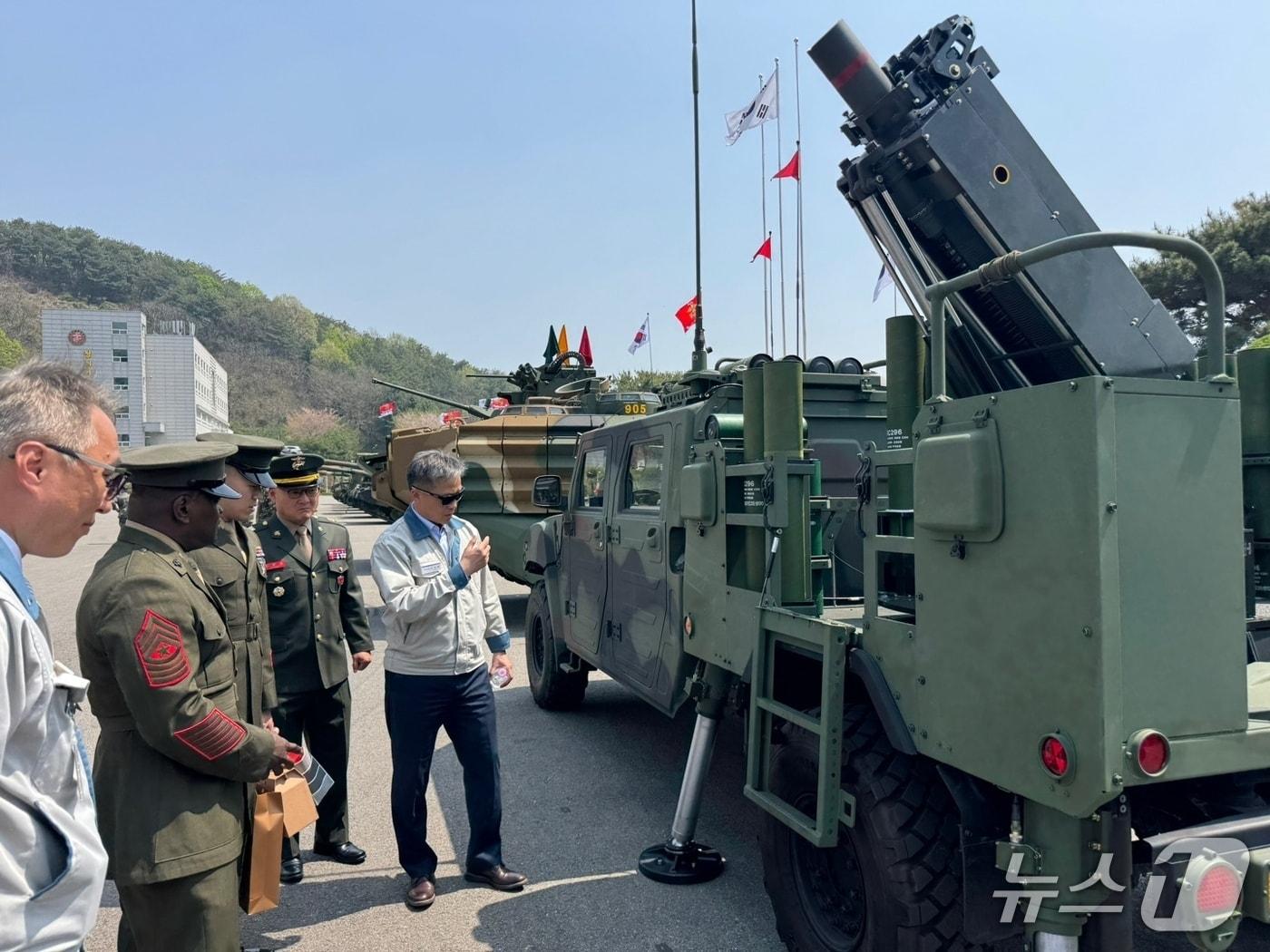 본문 이미지 - 군 관계자들이 SNT다이내믹스의 소형전술차량(LTV) 탑재형 120㎜ 박격포체계를 살펴보고 있다.(SNT다이내믹스 제공. 재판매 및 DB금지)