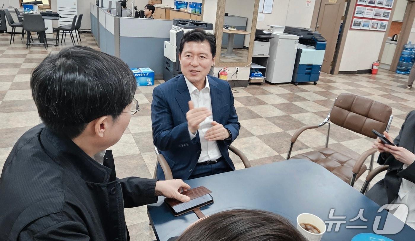 본문 이미지 - 구자근 국민의힘 경북도당위원장이 15일 공천 심사 회의를 마친 뒤 기자들과 만나 심사 결과를 밝히고 있다. 2026.4.15/뉴스1 남승렬 기자