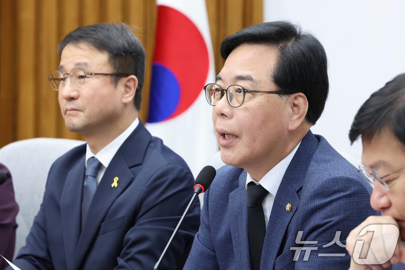 본문 이미지 - 송언석 국민의힘 원내대표가 16일 서울 여의도 국회에서 열린 중동 상황 대응·극복을 위한 더불어민주당-국민의힘 원내대표 긴급 점검 회의에서 발언하고 있다. 왼쪽은 한병도 더불어민주당 원내대표. 2026.4.16 ⓒ 뉴스1 신웅수 기자