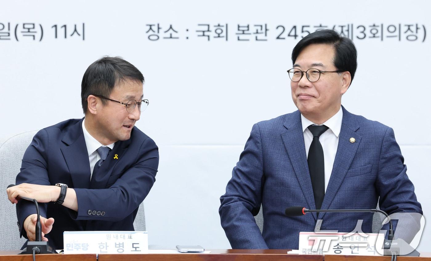 본문 이미지 - 한병도 더불어민주당 원내대표와 송언석 국민의힘 원내대표. 2026.4.16 ⓒ 뉴스1 신웅수 기자