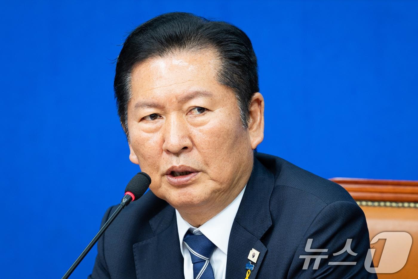 본문 이미지 - 정청래 더불어민주당 대표가 16일 서울 여의도 국회에서 열린 '착!붙 공약 프로젝트' 8호·9호 공약 발표에 참석해 모두 발언을 하고 있다. 2026.4.16 ⓒ 뉴스1 유승관 기자