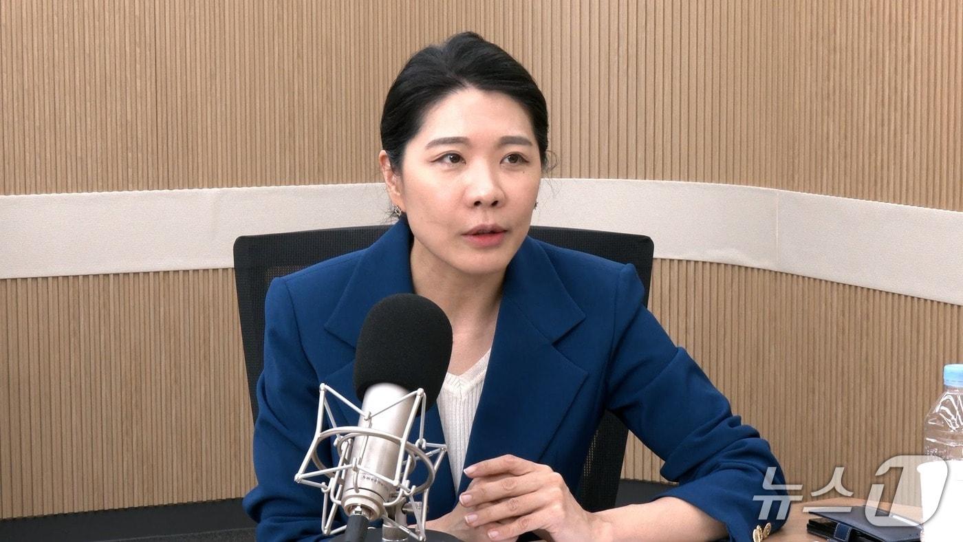 본문 이미지 - 신현영 전 더불어민주당 의원이 16일 뉴스1TV '팩트앤뷰'에 출연해 질문에 답하고 있다. 2026.4.16./뉴스1