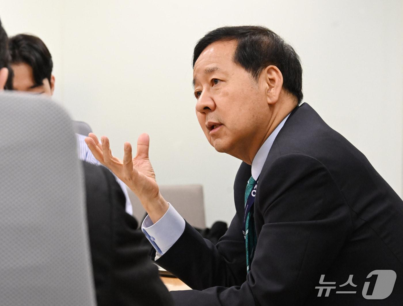 본문 이미지 - 구윤철 부총리 겸 재정경제부 장관이 15일(현지시간) 미국 워싱턴DC의 국제통화기금(IMF) 본부에서 기자간담회를 진행하고 있다(재경부 제공). 2026.4.16/뉴스1