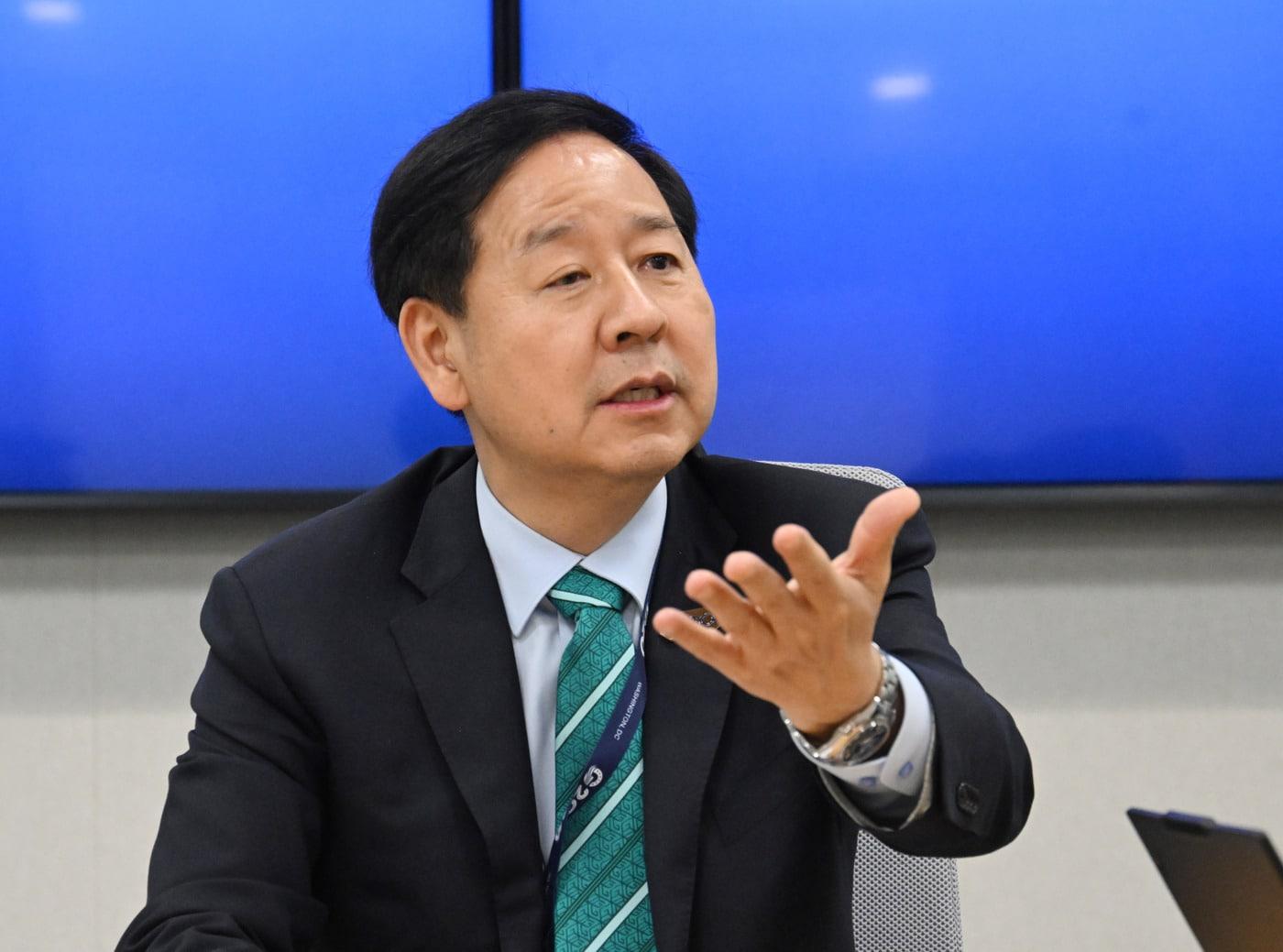 본문 이미지 - 구윤철 부총리 겸 재정경제부 장관이 15일(현지시간) 미국 워싱턴DC 국제통화기금(IMF) 본부에서 기자간담회를 하고 있다. (재경부 제공)