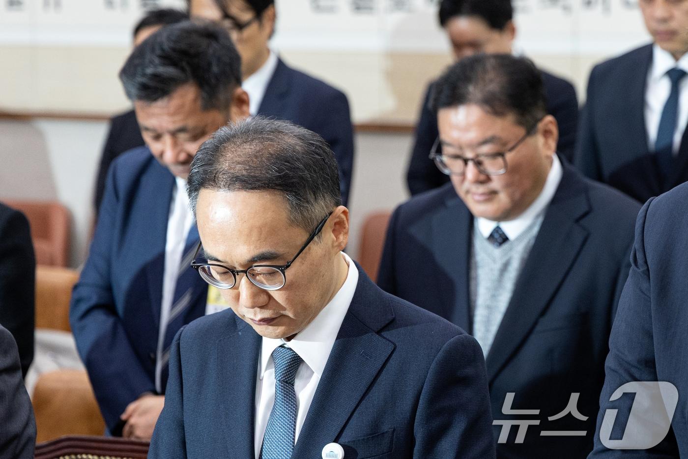 본문 이미지 - 16일 서울 여의도 국회에서 열린 윤석열 정권 정치검찰 조작기소 의혹 사건 진상규명 국정조사특별위원회 대장동·김용 전 민주연구원 부원장·위례신도시 조작기소 의혹 사건 청문회에서 이원석 전 검찰총장이 증인으로 출석해 세월호 참사 희생자 추모를 위한 묵념을 하고 있다. 2026.4.16 ⓒ 뉴스1 이승배 기자