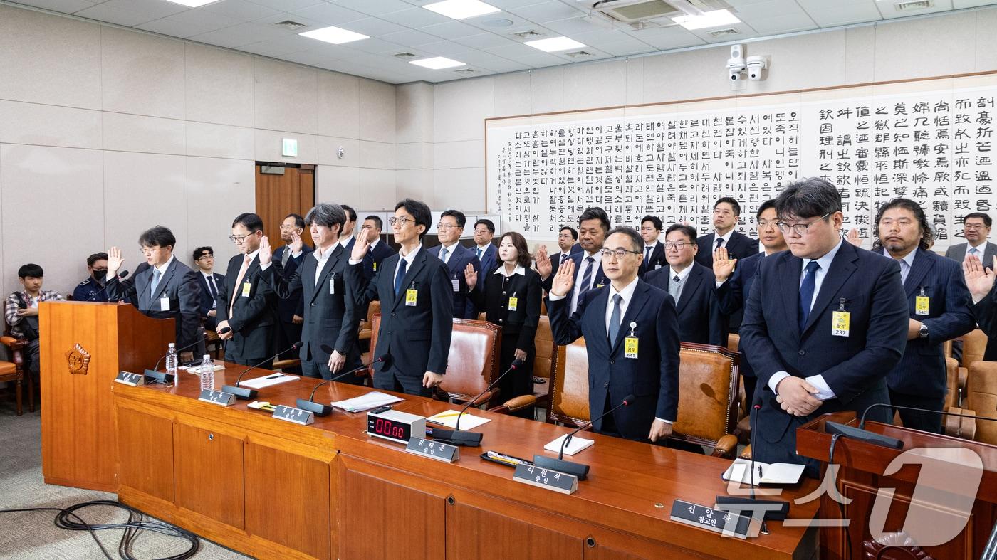 본문 이미지 - 16일 서울 여의도 국회에서 열린 윤석열 정권 정치검찰 조작기소 의혹 사건 진상규명 국정조사특별위원회 대장동·김용 전 민주연구원 부원장·위례신도시 조작기소 의혹 사건 청문회에서 출석한 증인들이 증인선서하고 있다. 2026.4.16 ⓒ 뉴스1 이승배 기자