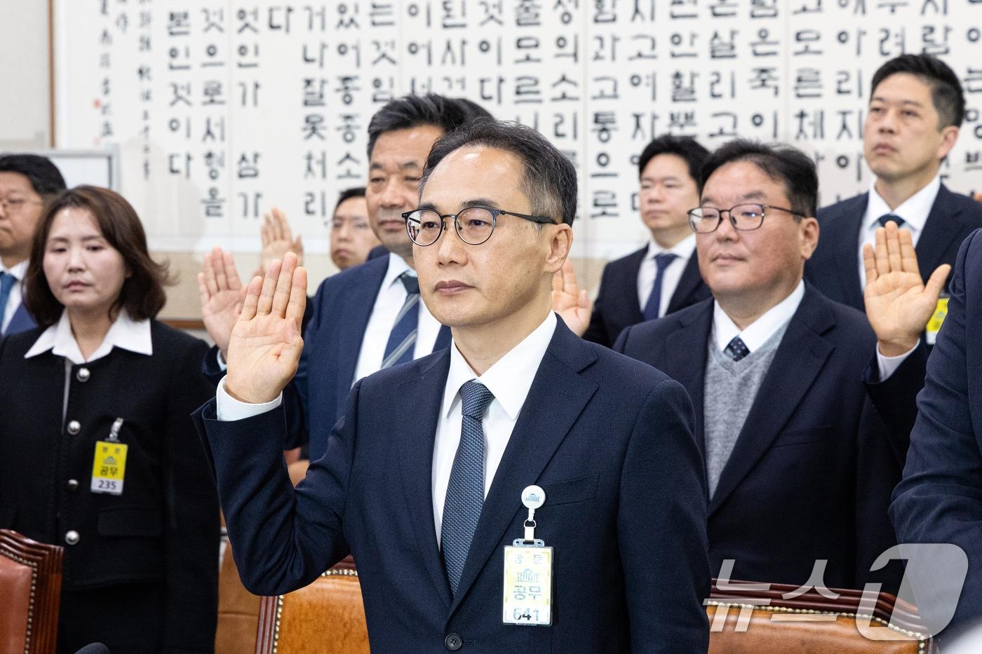 본문 이미지 - 16일 서울 여의도 국회에서 열린 윤석열 정권 정치검찰 조작기소 의혹 사건 진상규명 국정조사특별위원회 대장동·김용 전 민주연구원 부원장·위례신도시 조작기소 의혹 사건 청문회에서 증인으로 출석한 이원석 전 검찰총장이 선서하고 있다. 2026.4.16 ⓒ 뉴스1 이승배 기자