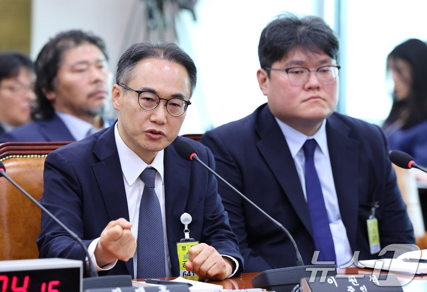 본문 이미지 - 이원석 전 검찰총장이 16일 서울 여의도 국회 윤석열정권정치검찰조작기소의혹사건진상규명국정조사특별위원회에서 열린 대장동·김용 전 민주연구원 부원장·위례신도시 조작기소 의혹 사건 청문회에서 의원 질의에 답변하고 있다. 2026.4.16 ⓒ 뉴스1 신웅수 기자