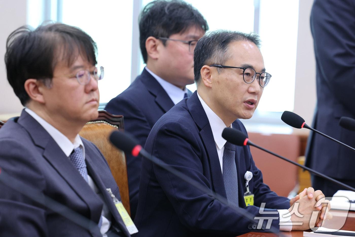 본문 이미지 - 이원석 전 검찰총장이 16일 서울 여의도 국회 윤석열정권정치검찰조작기소의혹사건진상규명국정조사특별위원회에서 열린 대장동·김용 전 민주연구원 부원장·위례신도시 조작기소 의혹 사건 청문회에서 의원 질의에 답변하고 있다. 2026.4.16 ⓒ 뉴스1 신웅수 기자