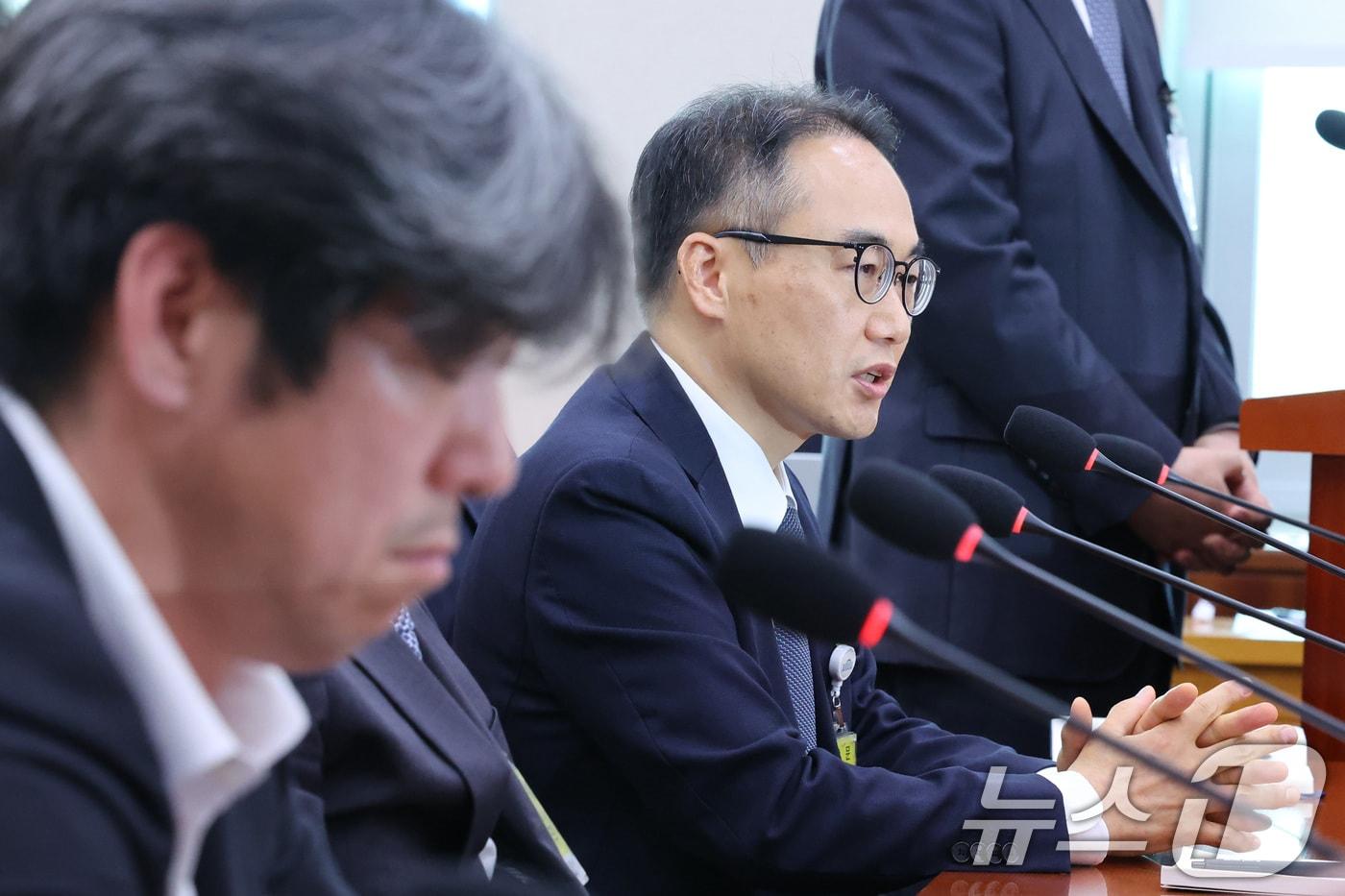 본문 이미지 - 이원석 전 검찰총장이 16일 서울 여의도 국회 윤석열정권정치검찰조작기소의혹사건진상규명국정조사특별위원회에서 열린 대장동·김용 전 민주연구원 부원장·위례신도시 조작기소 의혹 사건 청문회에서 의원 질의에 답변하고 있다. 2026.4.16 ⓒ 뉴스1 신웅수 기자