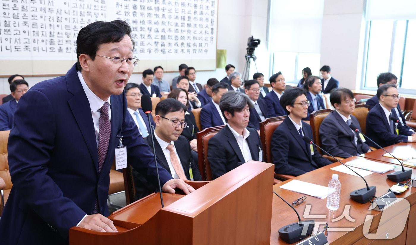 본문 이미지 - 송경호 전 서울중앙지검장이 16일 서울 여의도 국회 윤석열정권정치검찰조작기소의혹사건진상규명국정조사특별위원회에서 열린 대장동·김용 전 민주연구원 부원장·위례신도시 조작기소 의혹 사건 청문회에서 의원 질의에 답변하고 있다. 2026.4.16 ⓒ 뉴스1 신웅수 기자