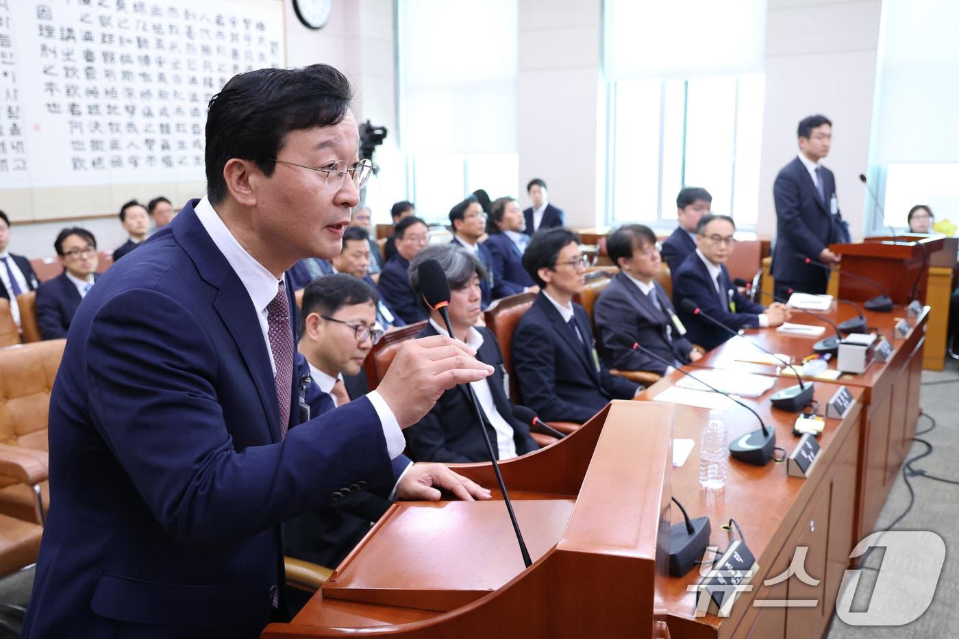 본문 이미지 - 송경호 전 서울중앙지검장이 16일 서울 여의도 국회 윤석열정권정치검찰조작기소의혹사건진상규명국정조사특별위원회에서 열린 대장동·김용 전 민주연구원 부원장·위례신도시 조작기소 의혹 사건 청문회에서 의원 질의에 답변하고 있다. 2026.4.16 ⓒ 뉴스1 신웅수 기자