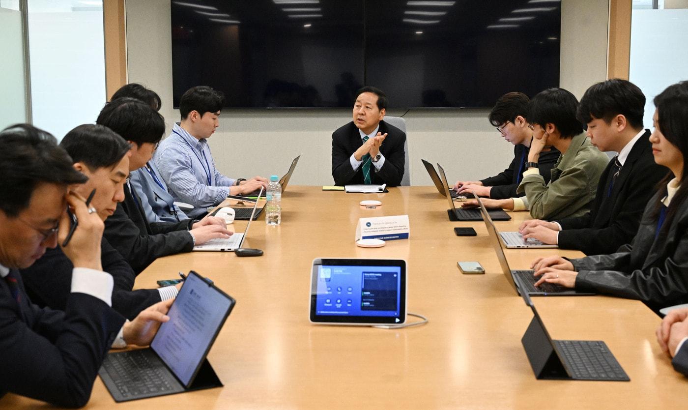 본문 이미지 - 주요 20개국(G20) 재무장관회의 및 국제통화기금(IMF)·세계은행(WB) 춘계회의 참석차 미국 워싱턴D.C.를 방문 중인 구윤철 부총리 겸 재정경제부 장관이 4월 15일(현지시간) 국제통화기금(IMF)에서 열린 동행기자간담회에서 모두발언을 하고 있다.(재정경제부 제공)