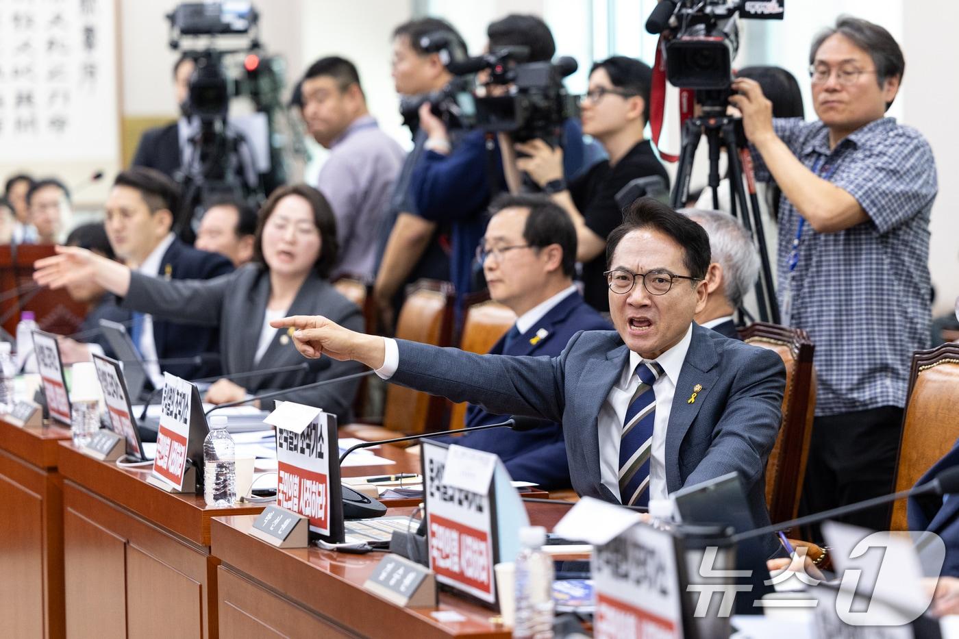 본문 이미지 - 16일 서울 여의도 국회에서 열린 윤석열 정권 정치검찰 조작기소 의혹 사건 진상규명 국정조사특별위원회 대장동·김용 전 민주연구원 부원장·위례신도시 조작기소 의혹 사건 청문회에서 박선원 더불어민주당 의원이 국민의힘 의원들의 발언 등에 대해 항의하고 있다. 2026.4.16 ⓒ 뉴스1 이승배 기자