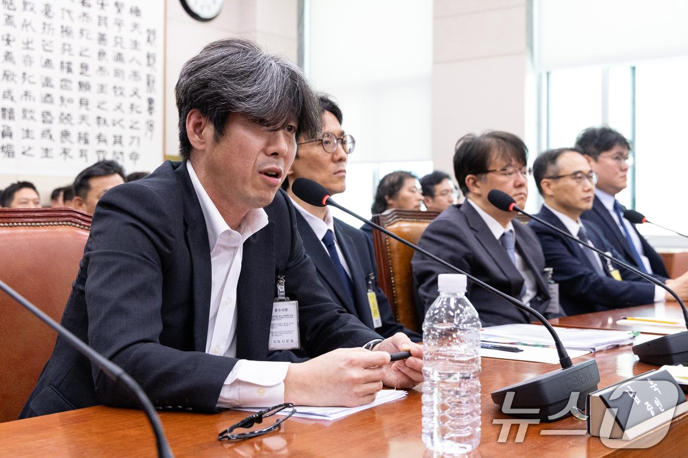 본문 이미지 - 16일 서울 여의도 국회에서 열린 윤석열 정권 정치검찰 조작기소 의혹 사건 진상규명 국정조사특별위원회 대장동·김용 전 민주연구원 부원장·위례신도시 조작기소 의혹 사건 청문회에 증인으로 출석한 대장동 개발업자 남욱이 의원 질의에 답변하고 있다. 2026.4.16 ⓒ 뉴스1 이승배 기자