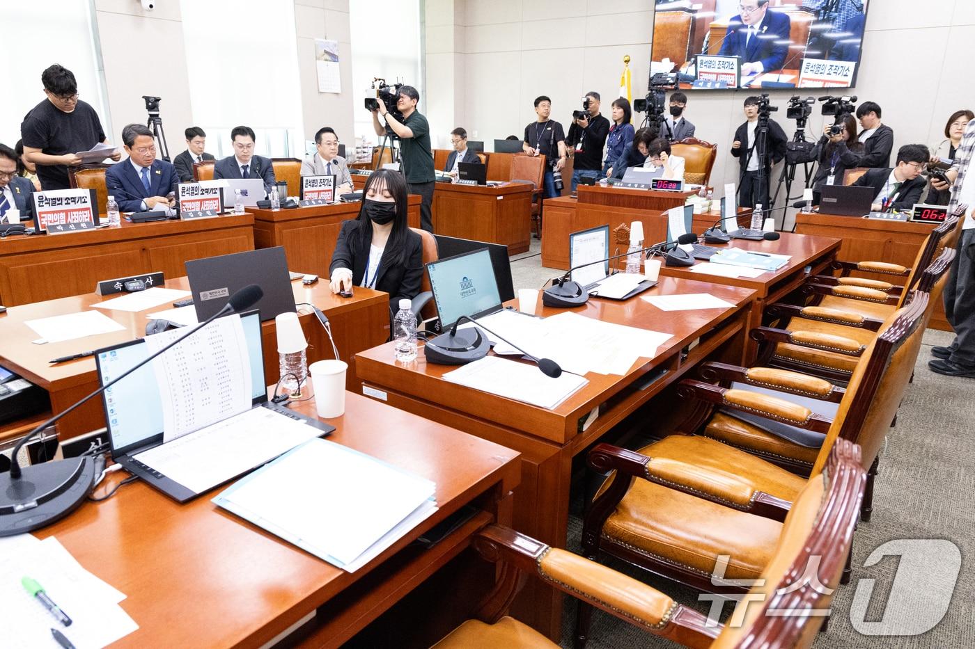 본문 이미지 - 16일 서울 여의도 국회에서 열린 윤석열 정권 정치검찰 조작기소 의혹 사건 진상규명 국정조사특별위원회 대장동·김용 전 민주연구원 부원장·위례신도시 조작기소 의혹 사건 청문회에서 국민의힘 위원들의 빈자리가 보이고 있다. 2026.4.16 ⓒ 뉴스1 이승배 기자