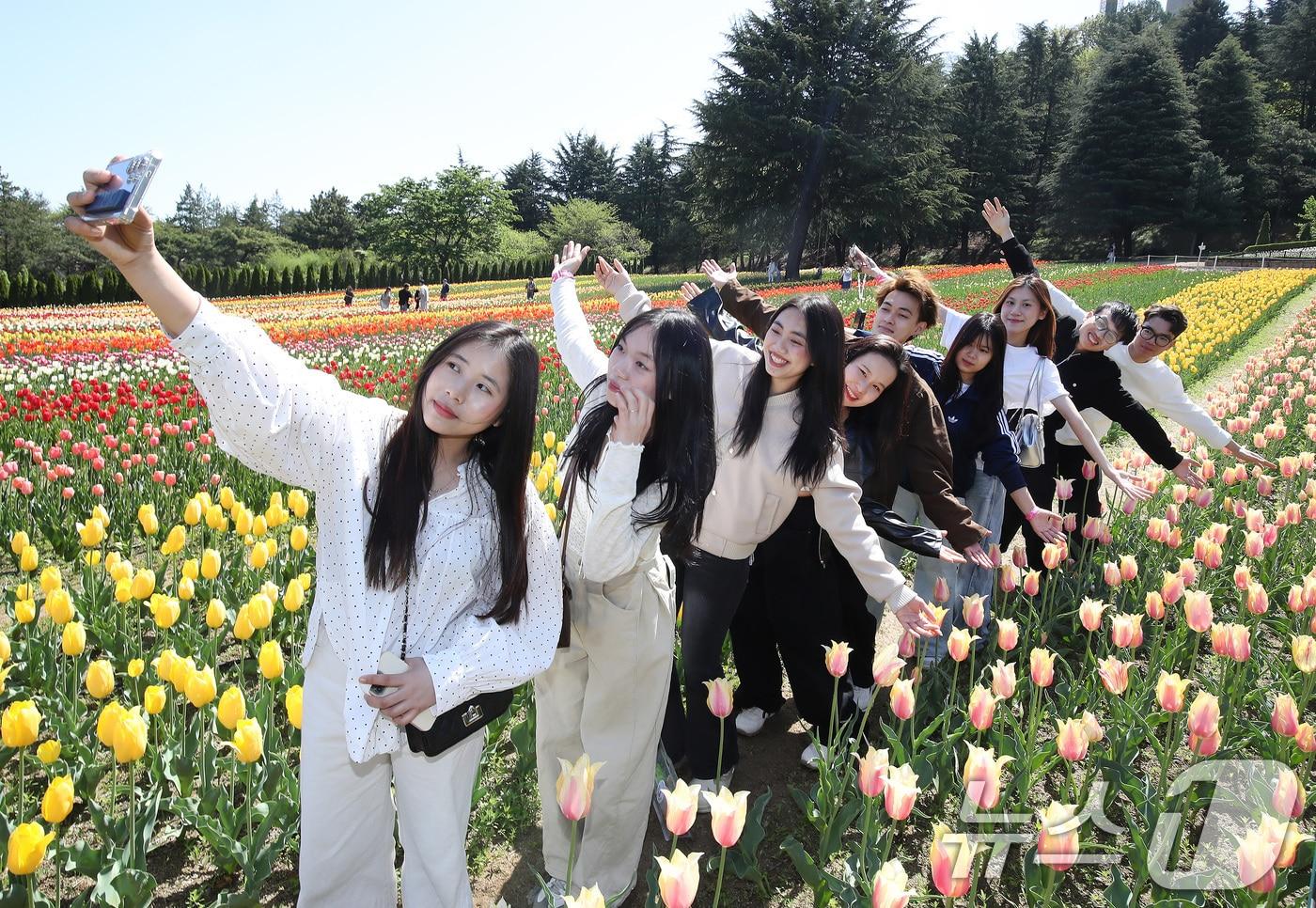 본문 이미지 - 초여름 날씨를 보인 16일 대구 달서구 테마파크 이월드를 찾은 대구가톨릭대 언어교육원 한국어과정 유학생들이 곱게 핀 튤립정원에서 기념촬영을 하고 있다. 2026.4.16 ⓒ 뉴스1 공정식 기자
