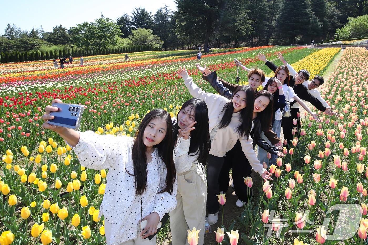 본문 이미지 - 초여름 날씨를 보인 16일 대구 달서구 테마파크 이월드를 찾은 대구가톨릭대 언어교육원 한국어과정 유학생들이 곱게 핀 튤립정원에서 기념촬영을 하고 있다. 2026.4.16 ⓒ 뉴스1 공정식 기자