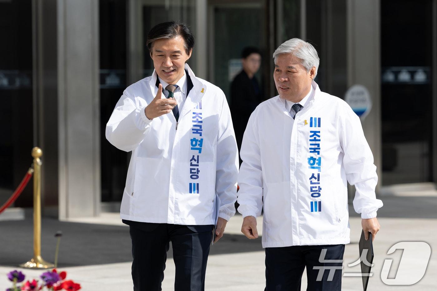 본문 이미지 - 조국 조국혁신당 대표가 16일 서울 여의도 국회 본청 앞 천막에서 열린 최고위원회의에 참석학 있다. 2026.4.16 ⓒ 뉴스1 이승배 기자