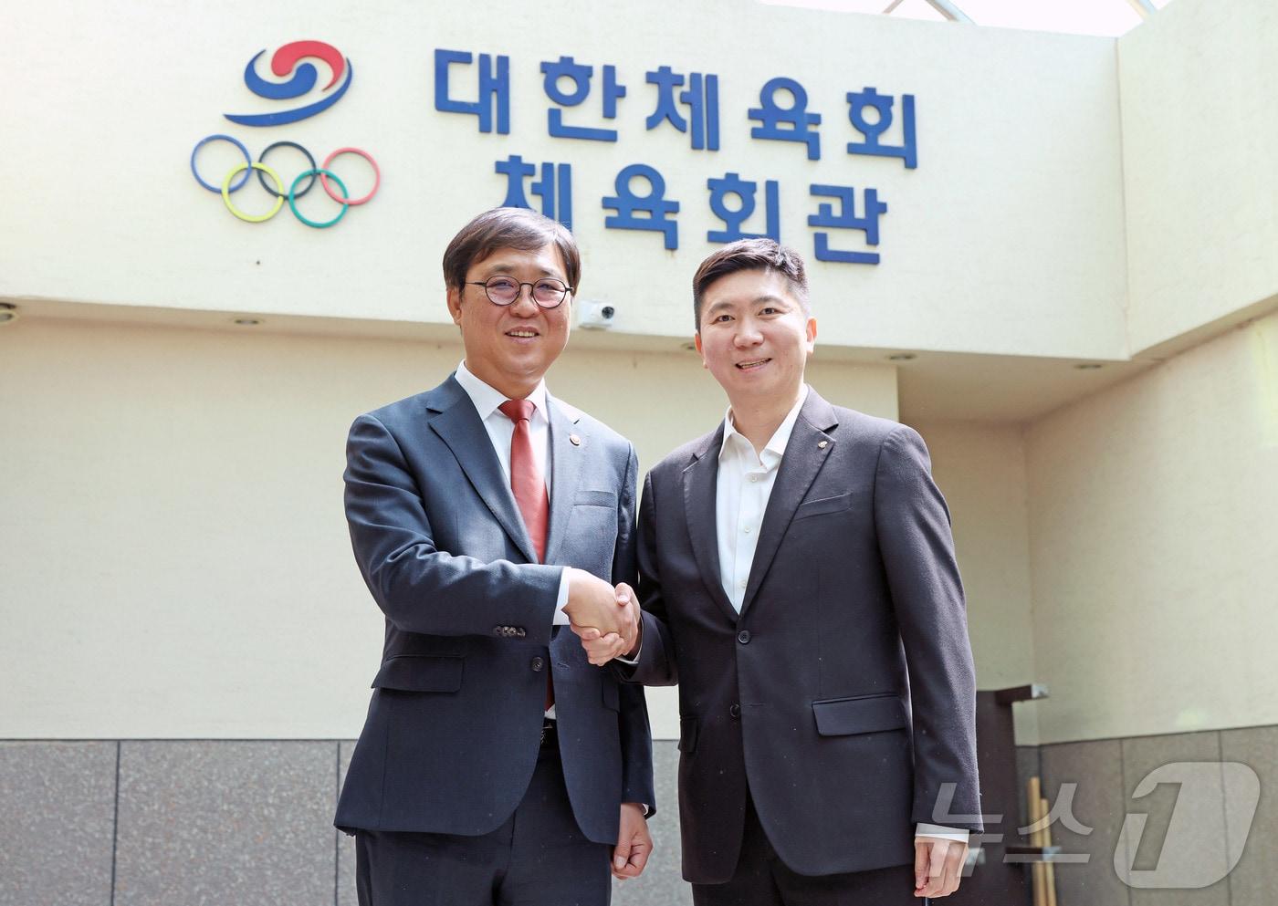 본문 이미지 - 최휘영 문화체육관광부 장관이 16일 서울 중구 대한체육회 체육회관에서 유승민 대한체육회장과 기념촬영을 하고 있다. (문화체육관광부 제공. 재판매 및 DB 금지) 2026.4.16 ⓒ 뉴스1