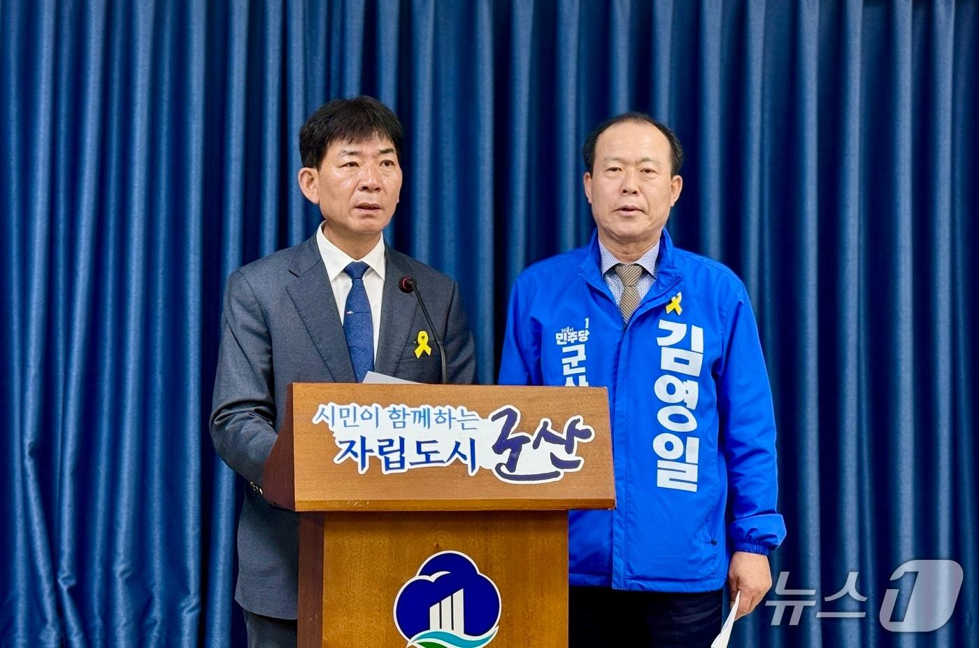 본문 이미지 - 나종대 전 민주당 군산시장 예비후보(사진 오른쪽)가 16일 군산시청 브리핑룸에서 기자회견을 갖고 김영일 예비후보를 지지 선언하고 있다. 2026.4.16 ⓒ 뉴스1 김재수 기자