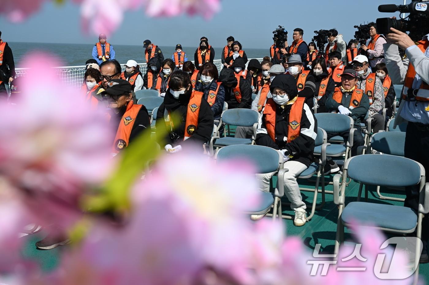 본문 이미지 - 4·16 세월호 참사 12주기를 맞이한 16일 전남 진도군 조도면 맹골수도 세월호 침몰 해역에서 선상 추모식이 열리고 있다. (공동취재. 재판매 및 DB금지) 2026.4.16 ⓒ 뉴스1 