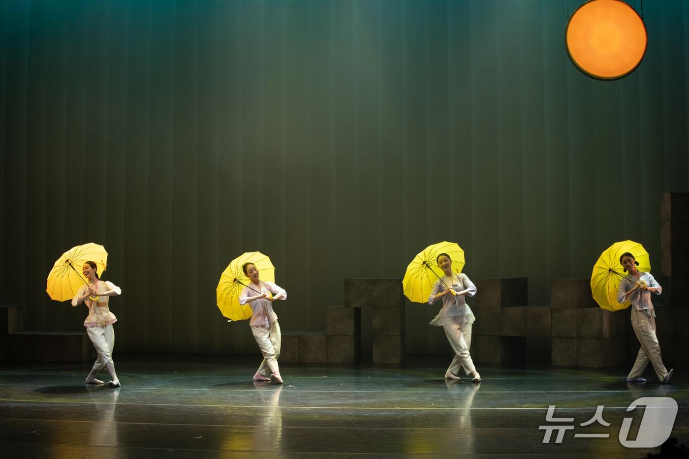 본문 이미지 - 경기아트센터가 가족 관객을 위한 체험형 무용극인 '춤, 상상보따리-꺅콩이와 깜찍이'를 내달 2일부터 3일까지 선보인다.(경기아트센터 제공. 재판매 및 DB금지)/뉴스1