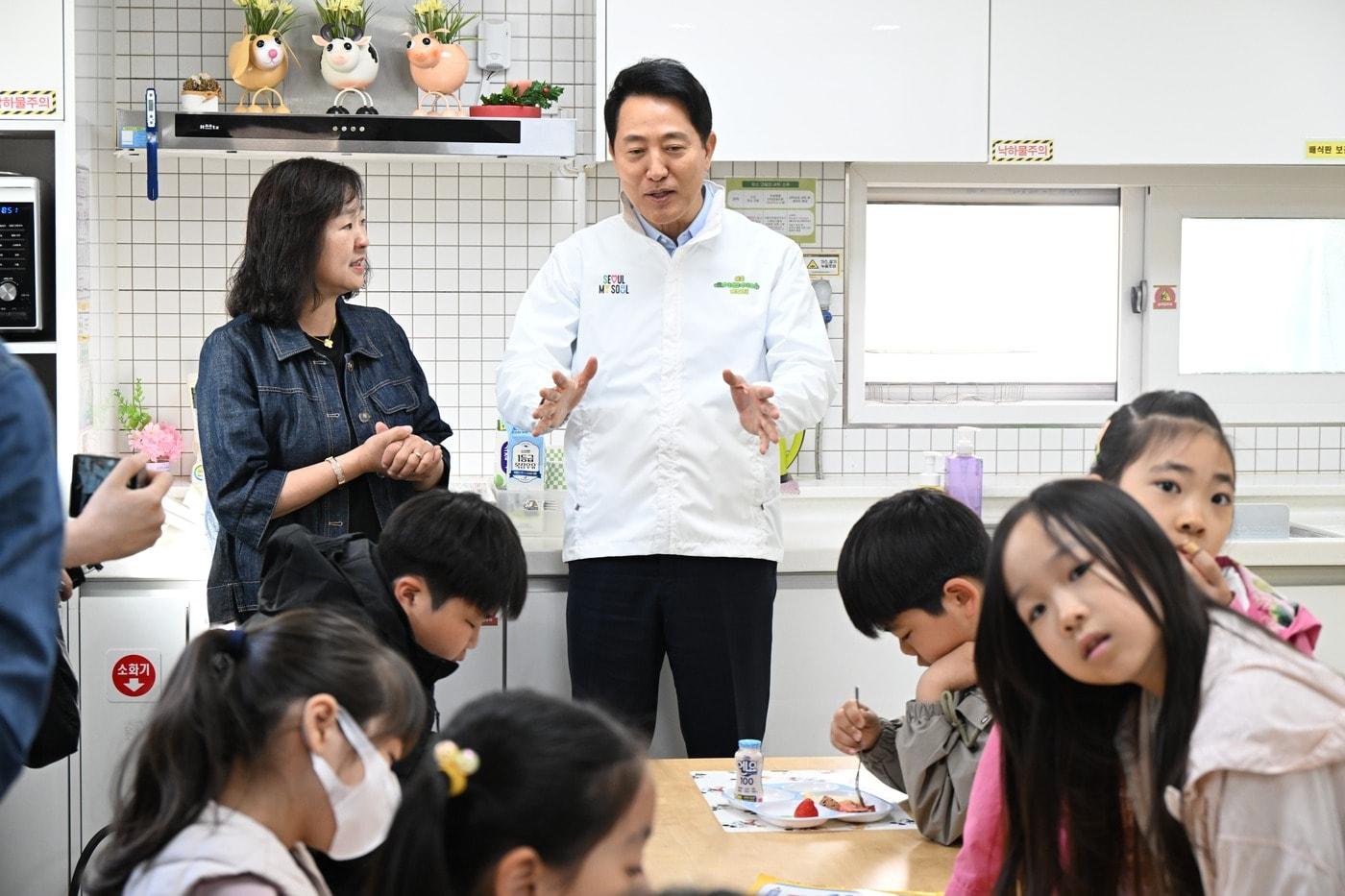 본문 이미지 - 오세훈 서울시장이 16일 서울형 아침돌봄 키움센터 운영 현황을 청취하고 있다.