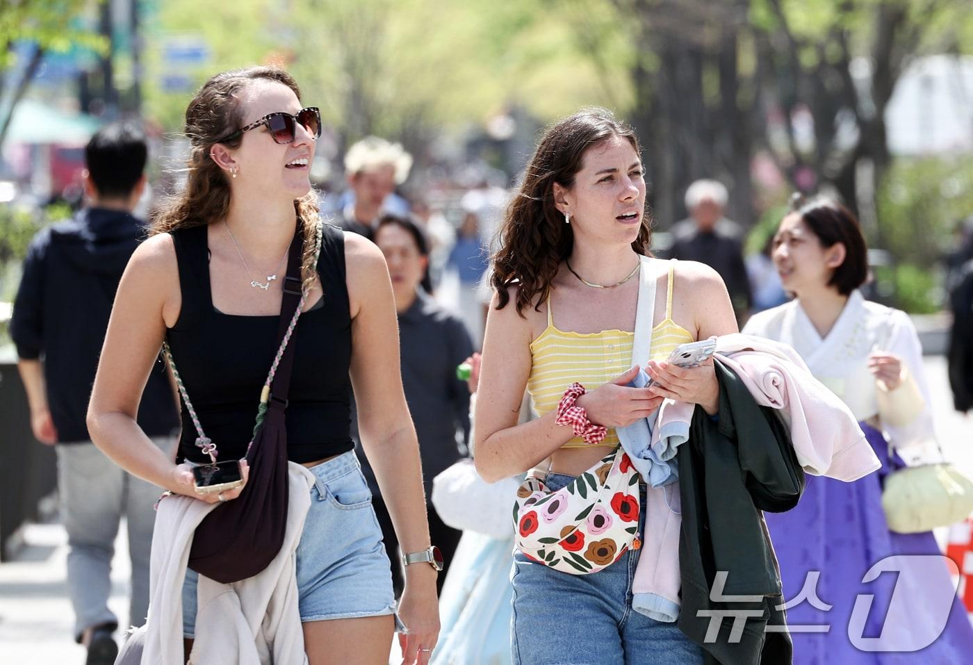 본문 이미지 - 서울 낮 최고 기온이 25도를 웃돌며 초여름 날씨가 이어지는 16일 서울 종로구 광화문광장에서 외국인 관광객이 발걸음을 옮기고 있다. 2026.4.16 ⓒ 뉴스1 최지환 기자
