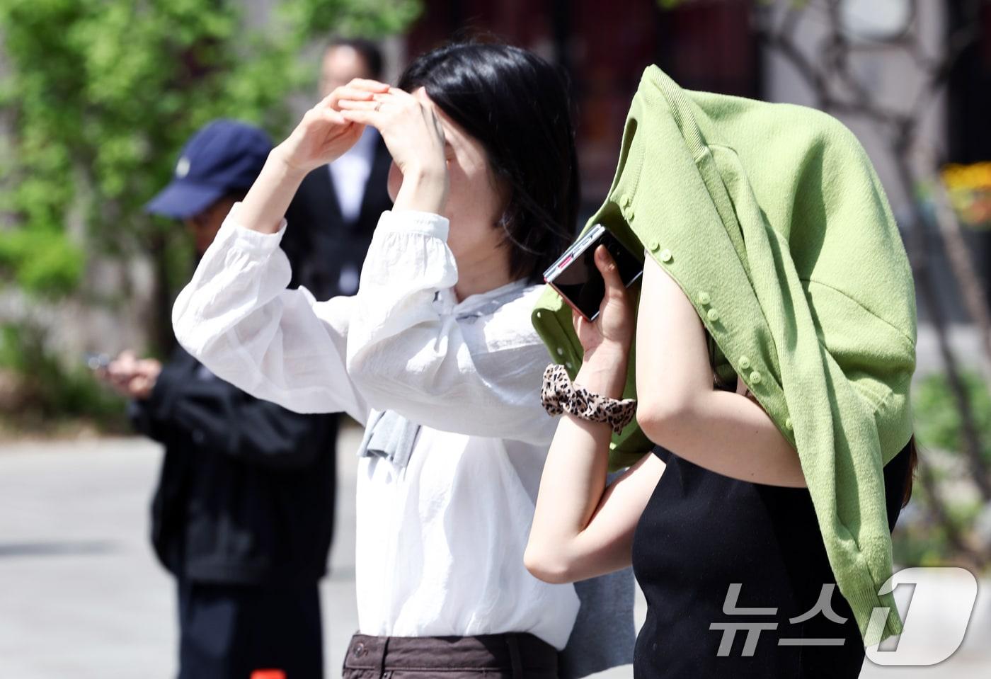 본문 이미지 - 서울 종로구 광화문광장에서 시민들이 발걸음을 옮기고 있다. 2026.4.16 ⓒ 뉴스1 최지환 기자