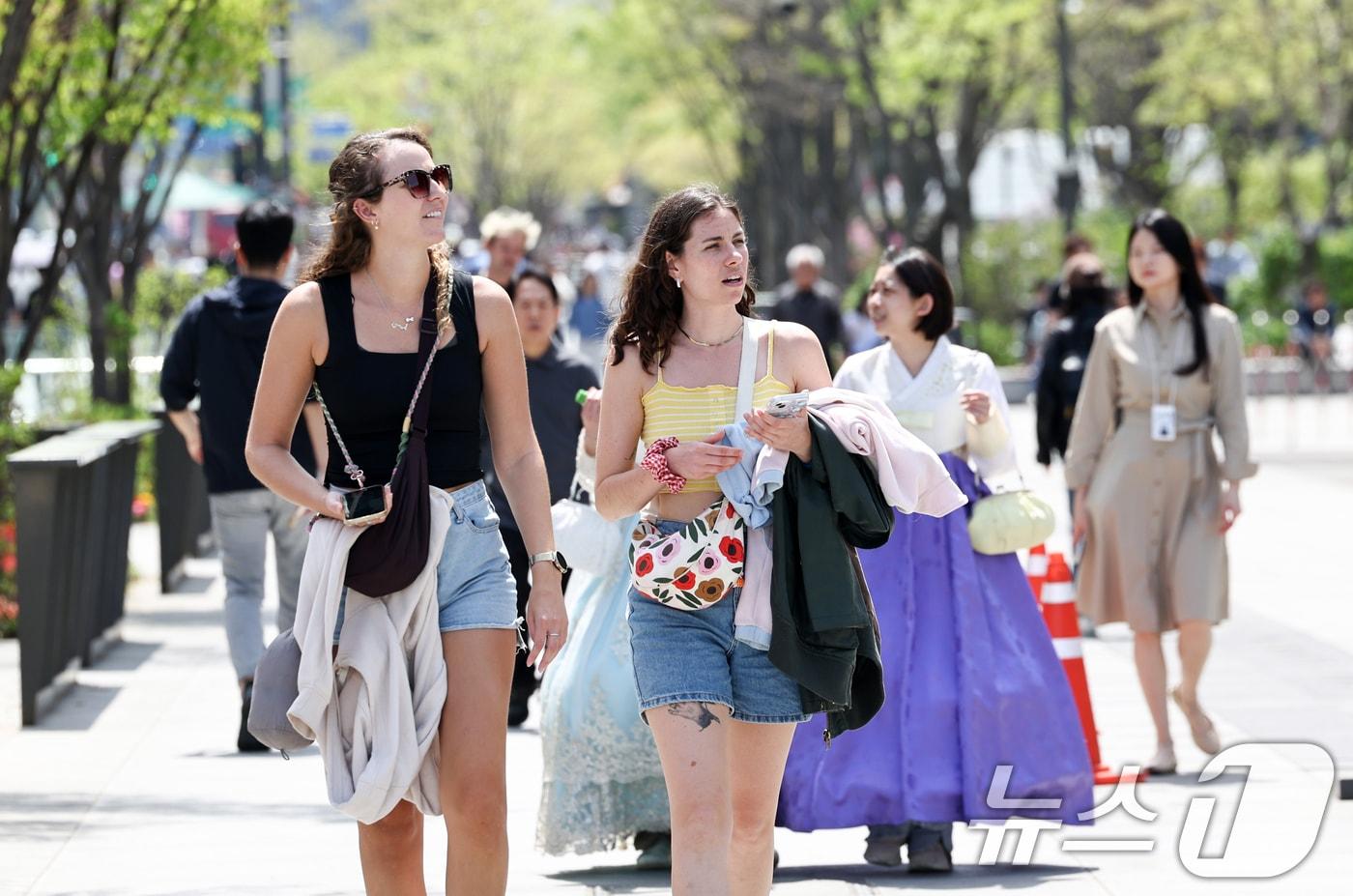 본문 이미지 - 서울 낮 최고 기온이 25도를 웃돌며 초여름 날씨가 이어지는 16일 서울 종로구 광화문광장에서 외국인 관광객이 발걸음을 옮기고 있다. 2026.4.16 ⓒ 뉴스1 최지환 기자